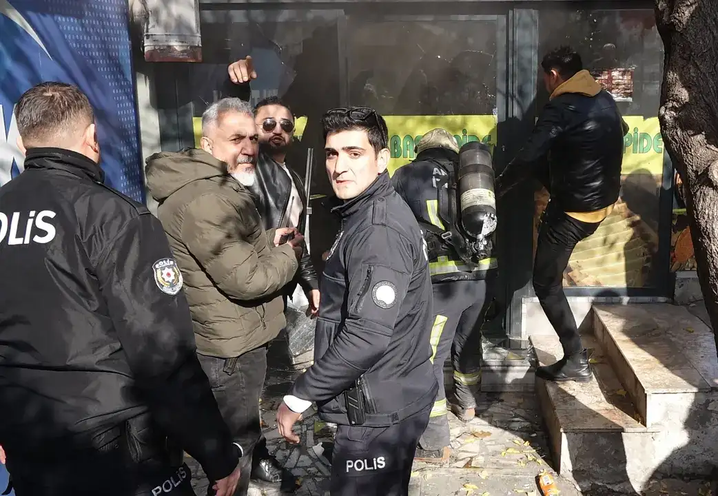 Elinde Satırla Fırını Ateşe Verdi, Dumandan Bayıldı 5